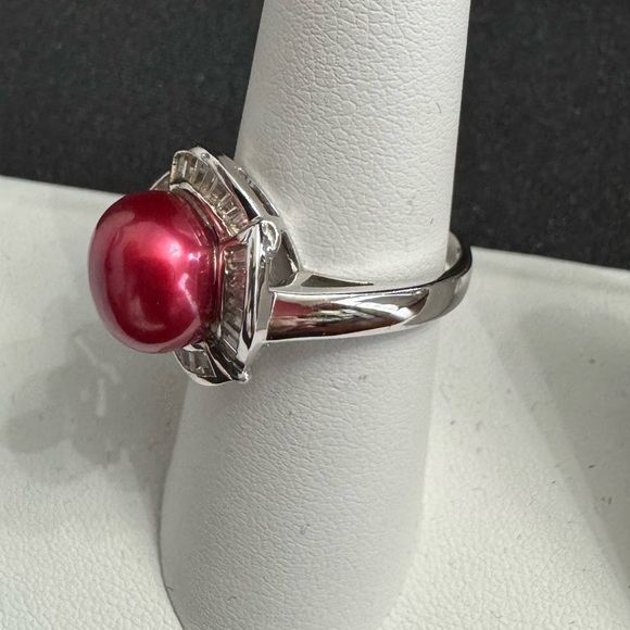 925 Silver Red Pearl Ring Accented w/ CZ Baguettes surrounding the Pearl Top. - Picture 3 of 10